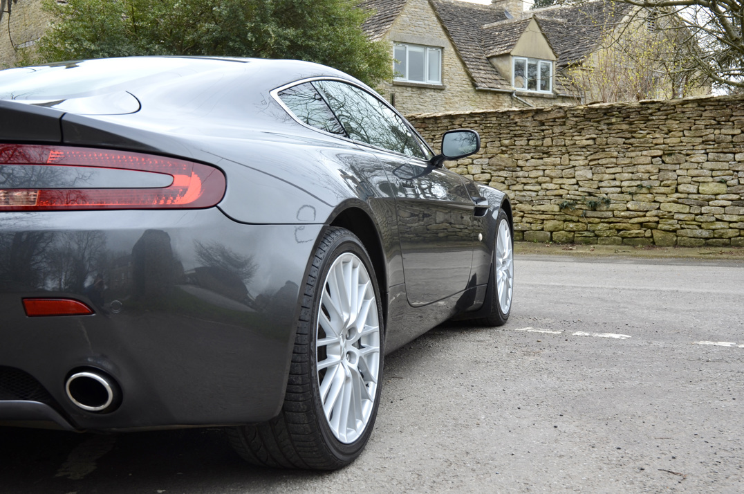 Aston Martin Vantage 4.7 Manual Coupe. gallery image 13