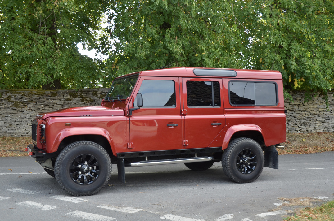 Land Rover Defender 110 2.2 TDCI Automatic 9 - Seater gallery image 1
