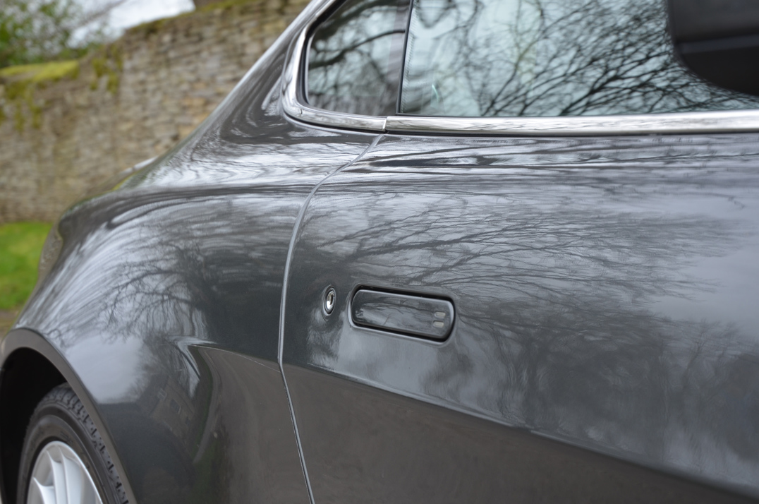 Aston Martin Vantage 4.7 Manual Coupe. gallery image 32