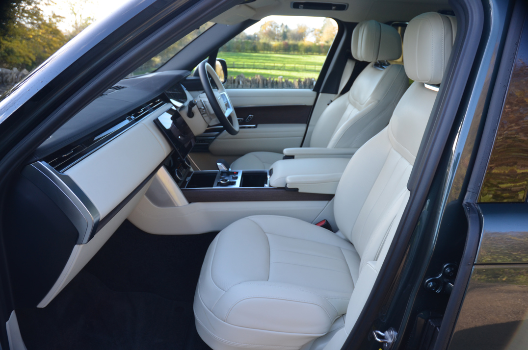 Land Rover Range Rover 3.0ltr P440e Autobiography gallery image 19
