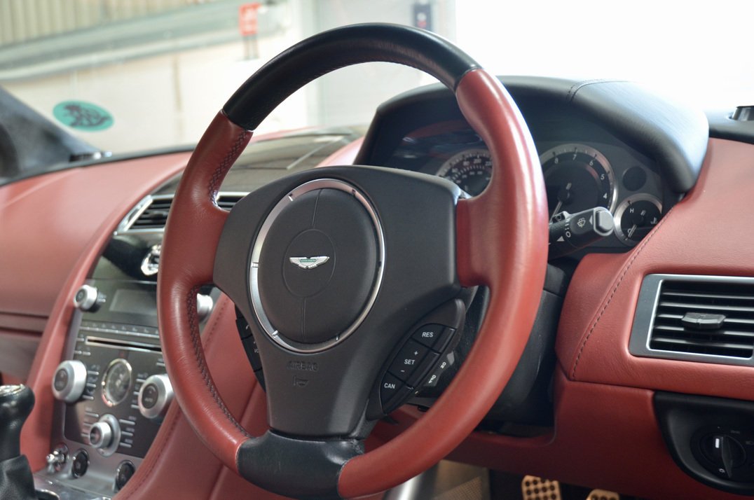 ASTON MARTIN DB-9 5.9 V12 Manual. gallery image 30