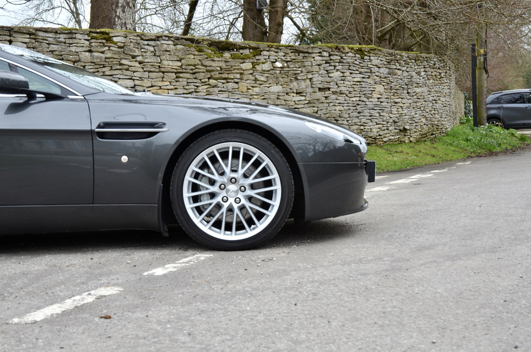 Aston Martin Vantage 4.7 Manual Coupe. gallery image 18