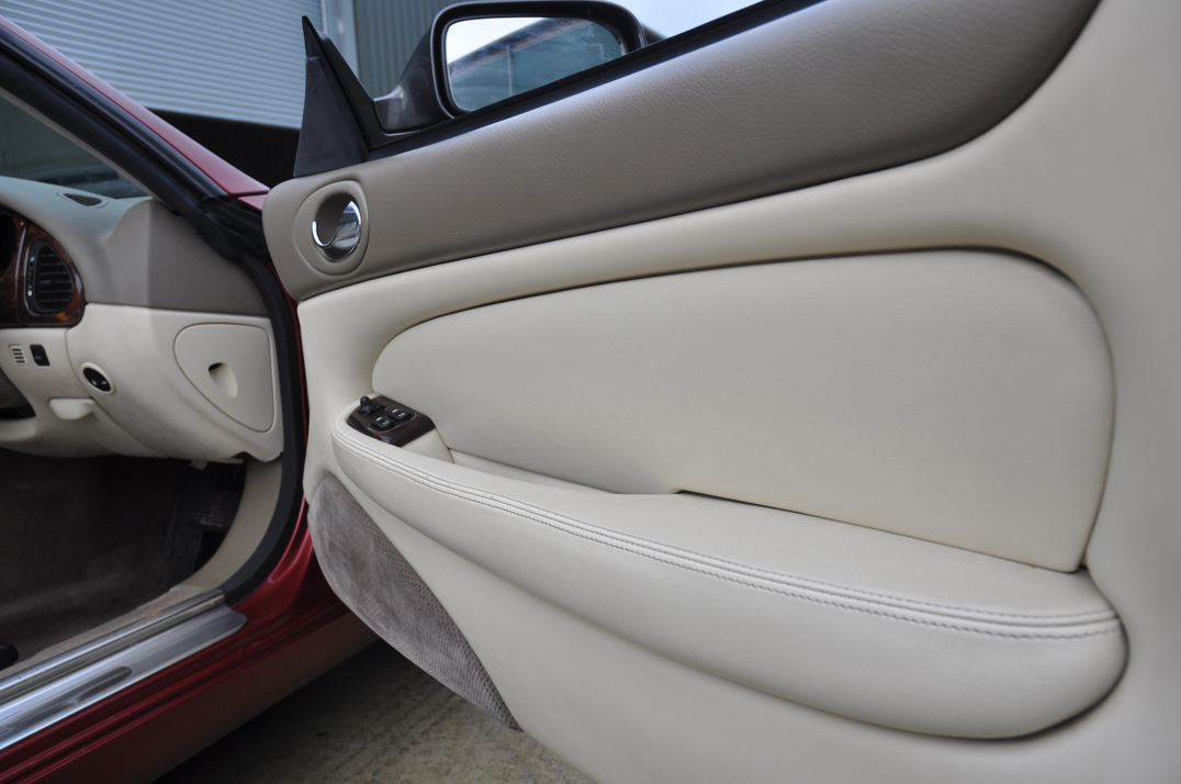 Jaguar XK8 Convertible gallery image 26