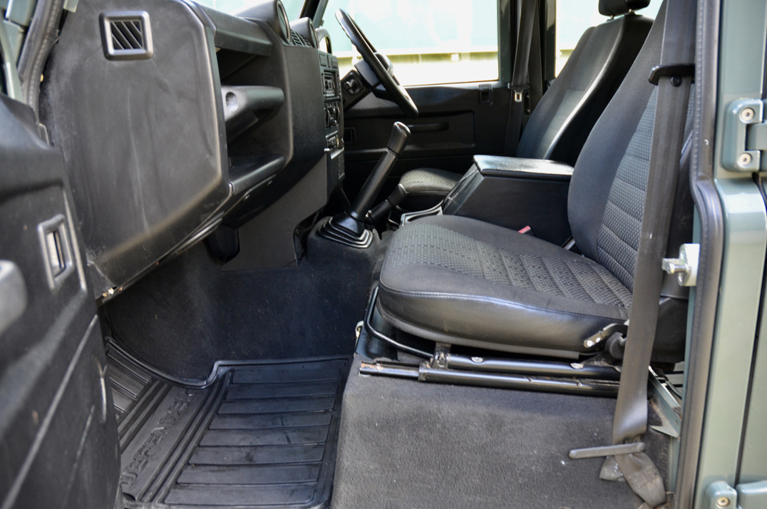 Land Rover Defender 110 County TD 7 Seater Estate gallery image 23