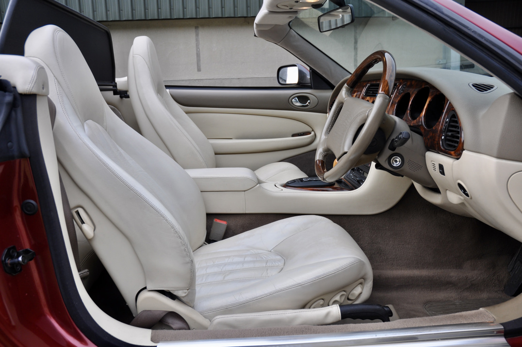 Jaguar XK8 Convertible gallery image 25