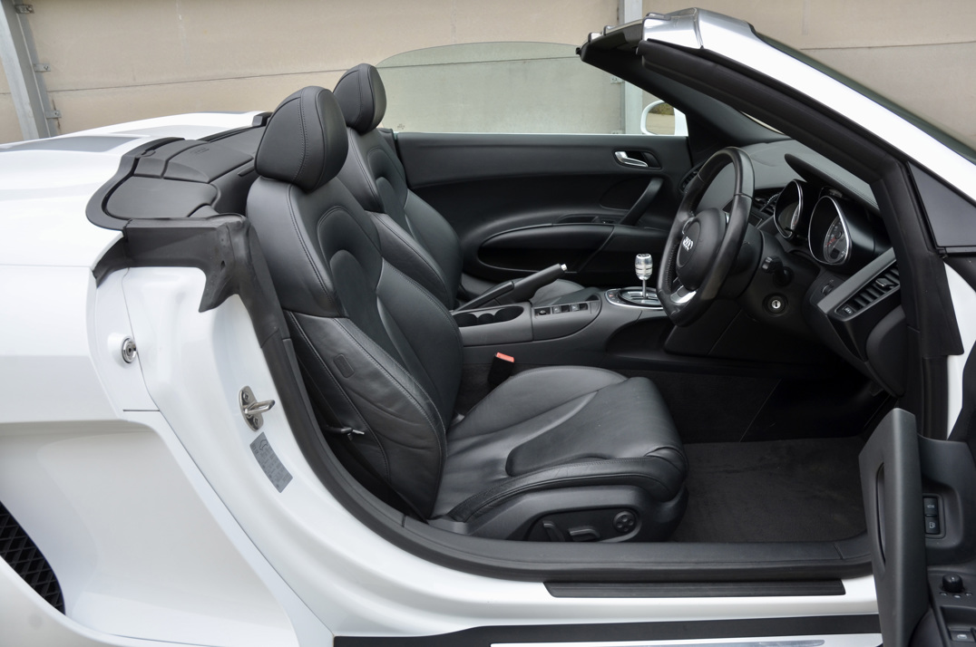 Audi R8 Spyder V8 Manul . gallery image 37