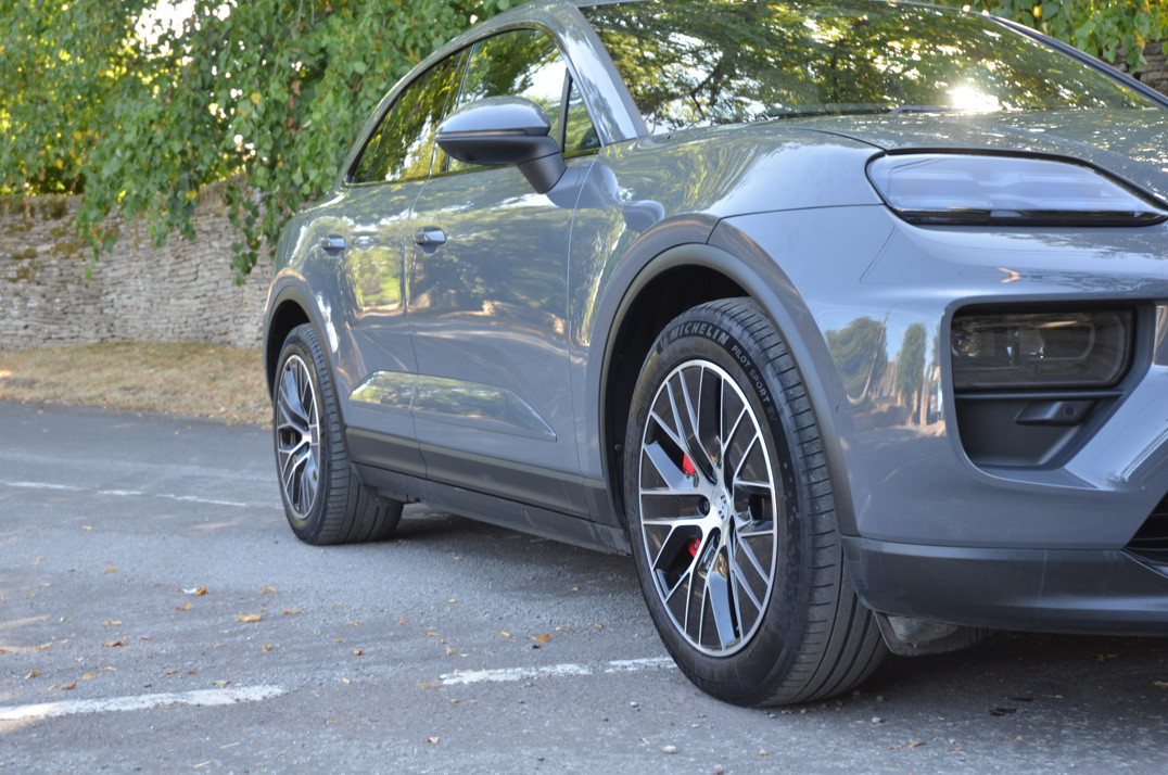 Porsche Macan 4s Electric gallery image 15