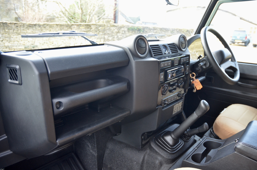 Land Rover Defender 90 XS Station Wagon gallery image 32