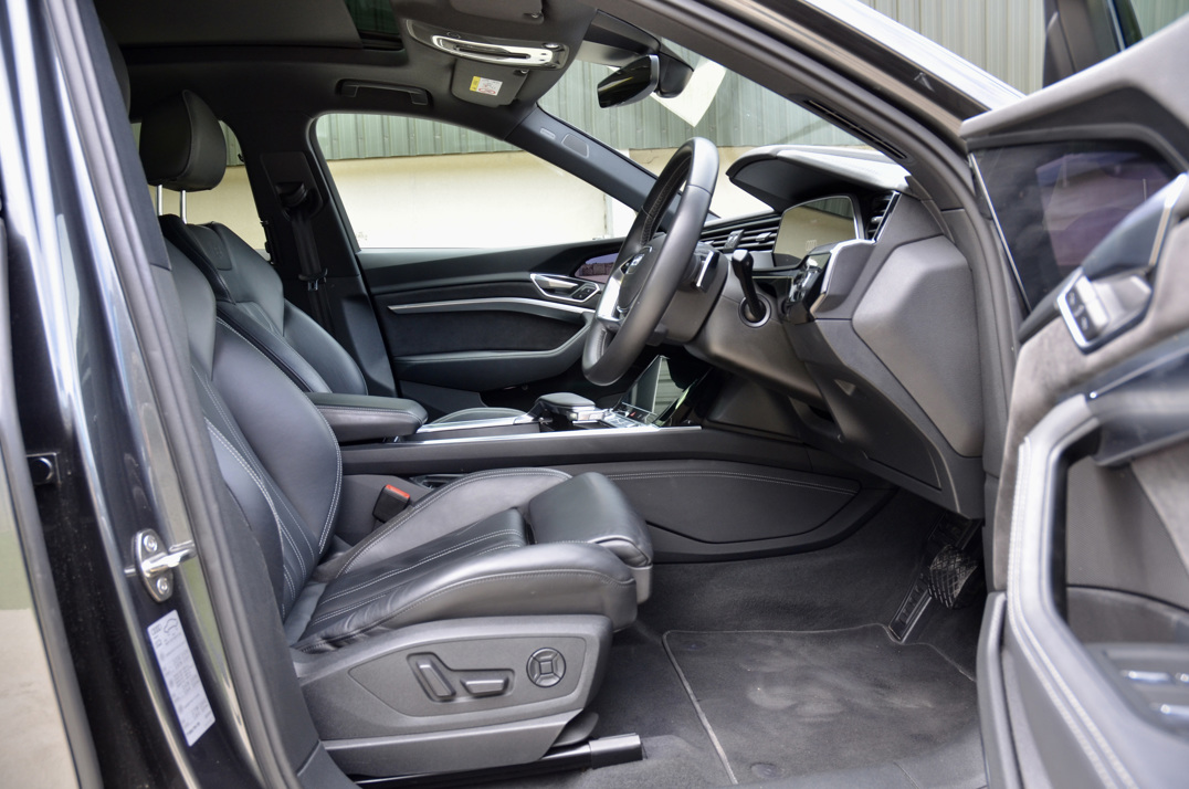 Audi E - Tron Launch Edition 55 Quattro 300Kw. gallery image 28