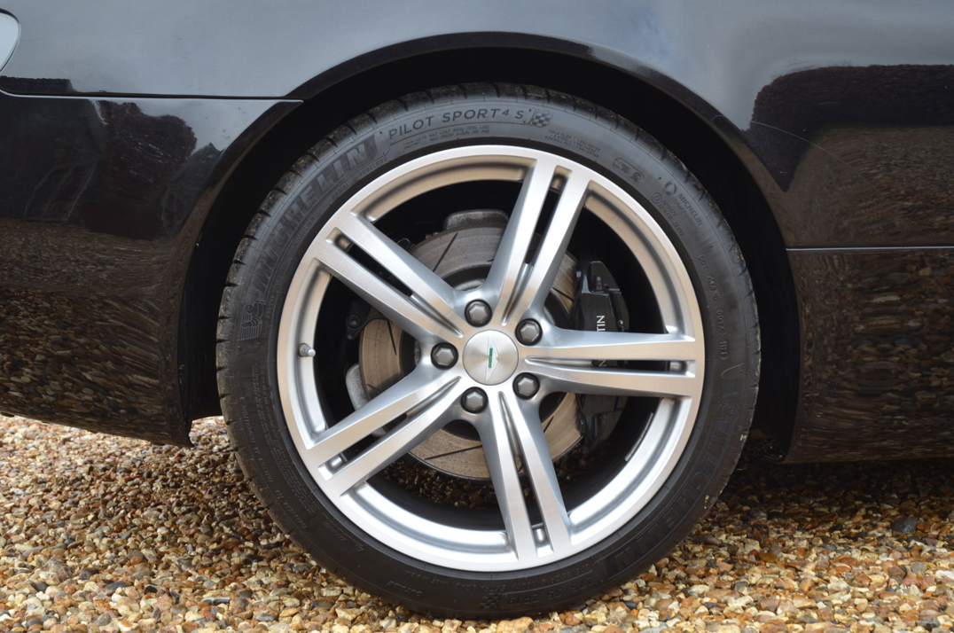 Aston Martin  Db-9 Manual gallery image 25