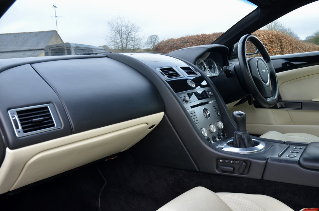 Aston Martin  Db-9 Manual gallery image 32