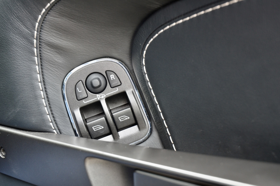 Aston Martin Vantage 4.7 Manual Coupe. gallery image 41