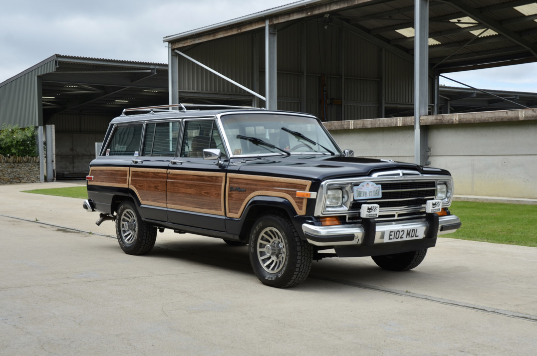 Jeep Grand Wagoneer 5.900cc V8 Auto gallery image 4