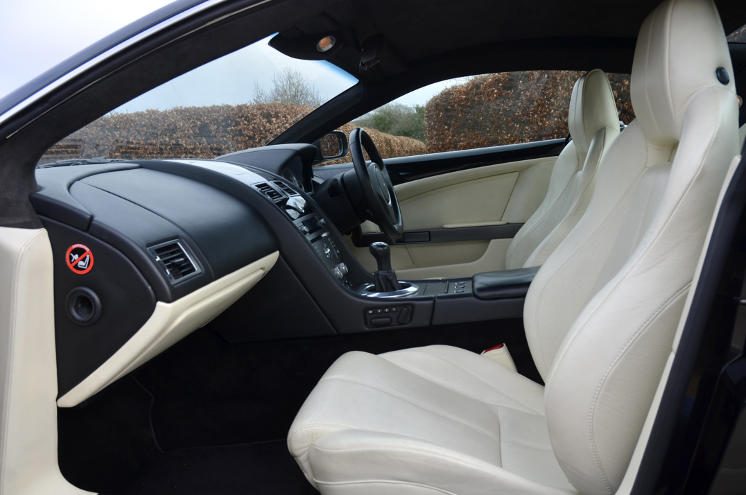 Aston Martin  Db-9 Manual gallery image 36