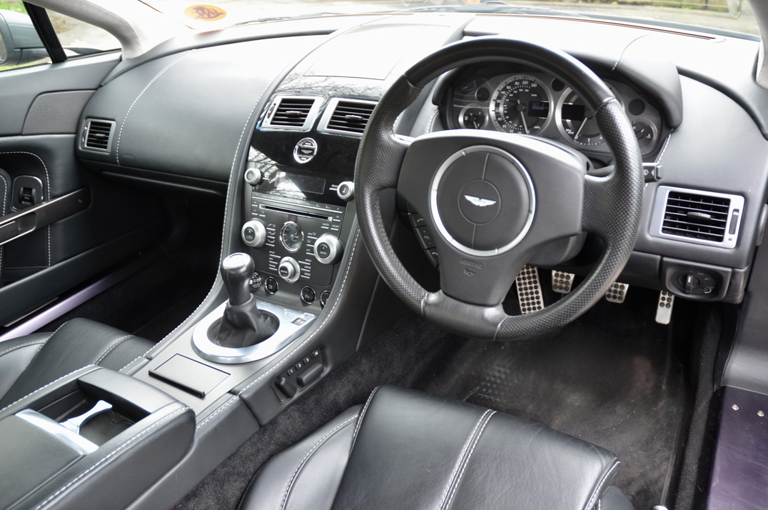 Aston Martin Vantage 4.7 Manual Coupe. gallery image 31