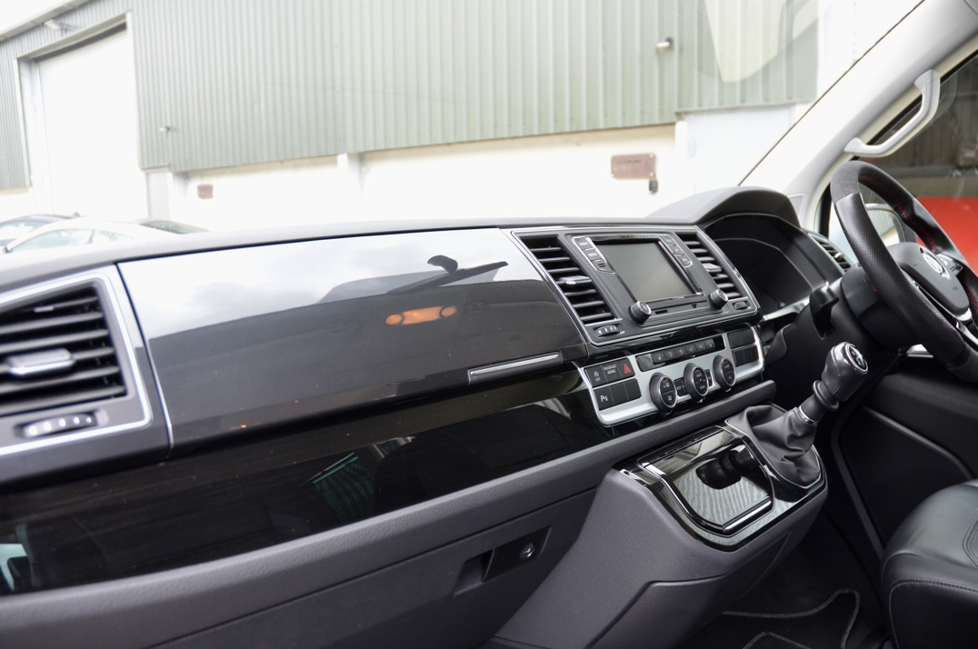 Volkswagen T-6 Transporter 2.0Ltr Caravelle SE TSI BMT Sport Line. gallery image 33