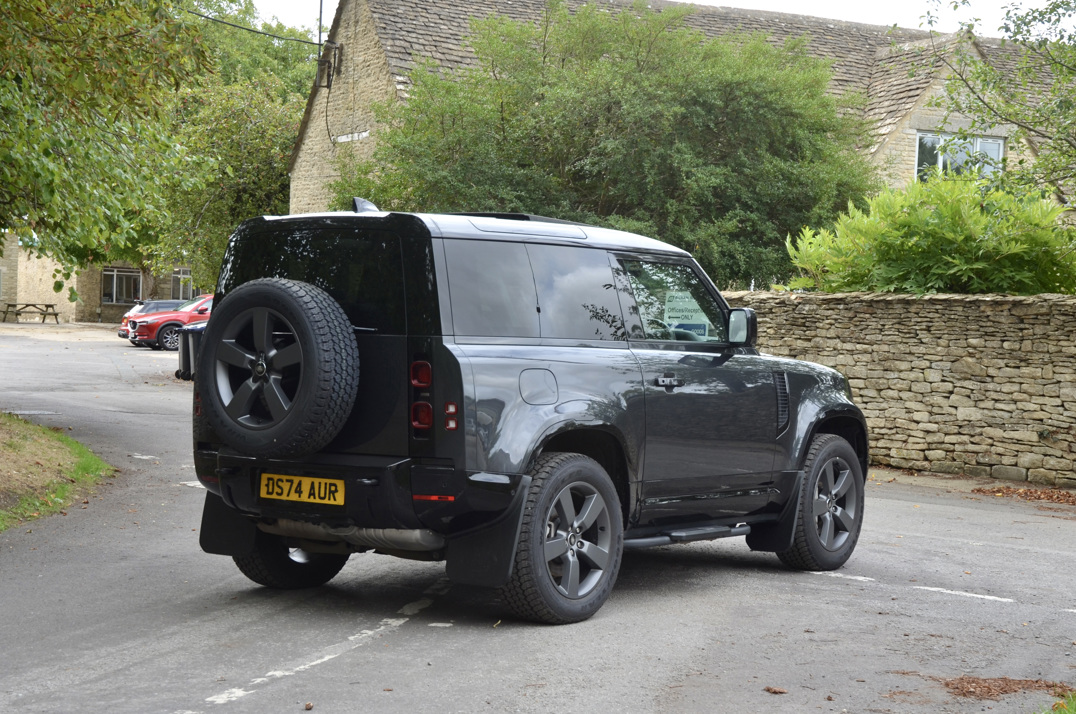 Land Rover Defender 90 X Dynamic HSE 3.0D 350 MHEV gallery image 6