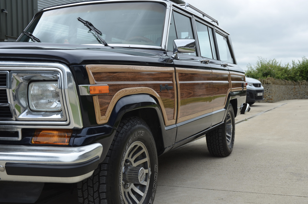 Jeep Grand Wagoneer 5.900cc V8 Auto gallery image 10