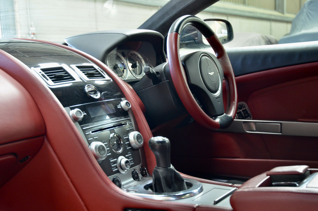 ASTON MARTIN DB-9 5.9 V12 Manual. gallery image 26