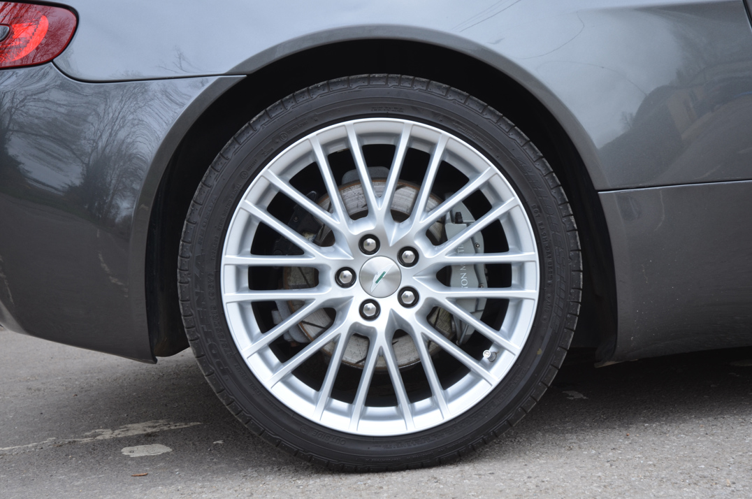 Aston Martin Vantage 4.7 Manual Coupe. gallery image 21