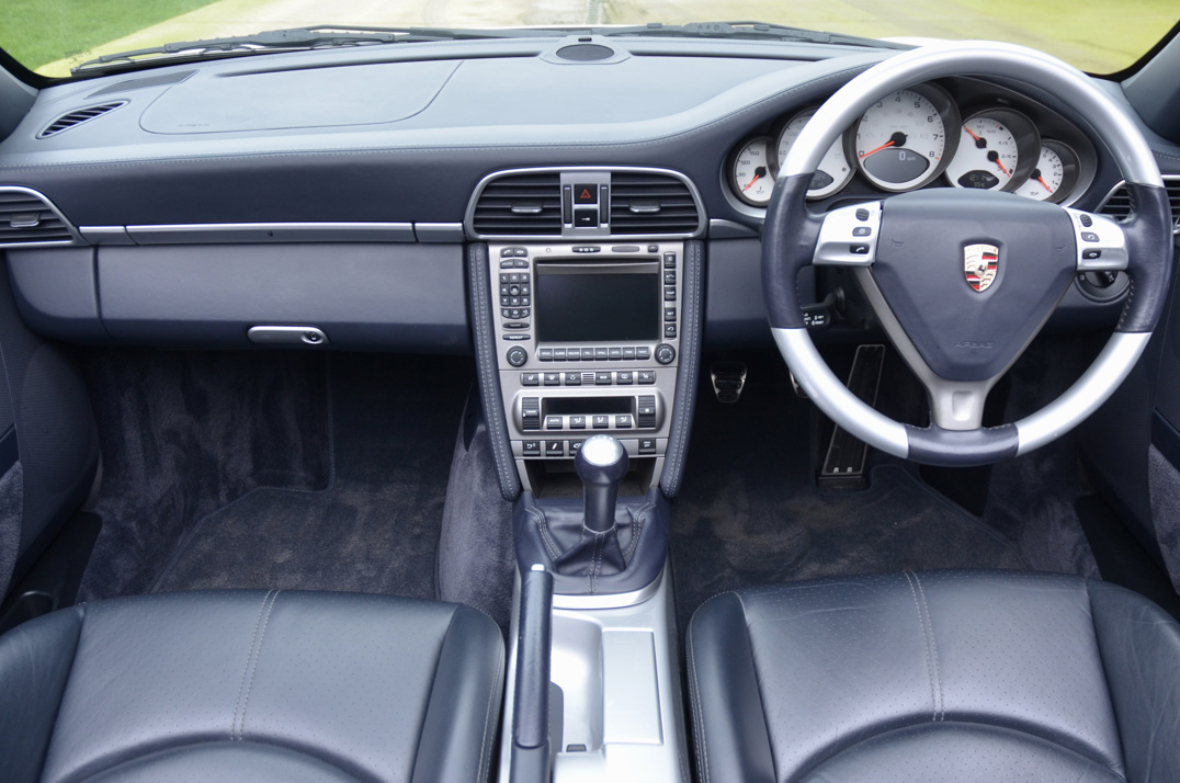 Porsche Carrera 911 C4S Cabriolet Manual. gallery image 23