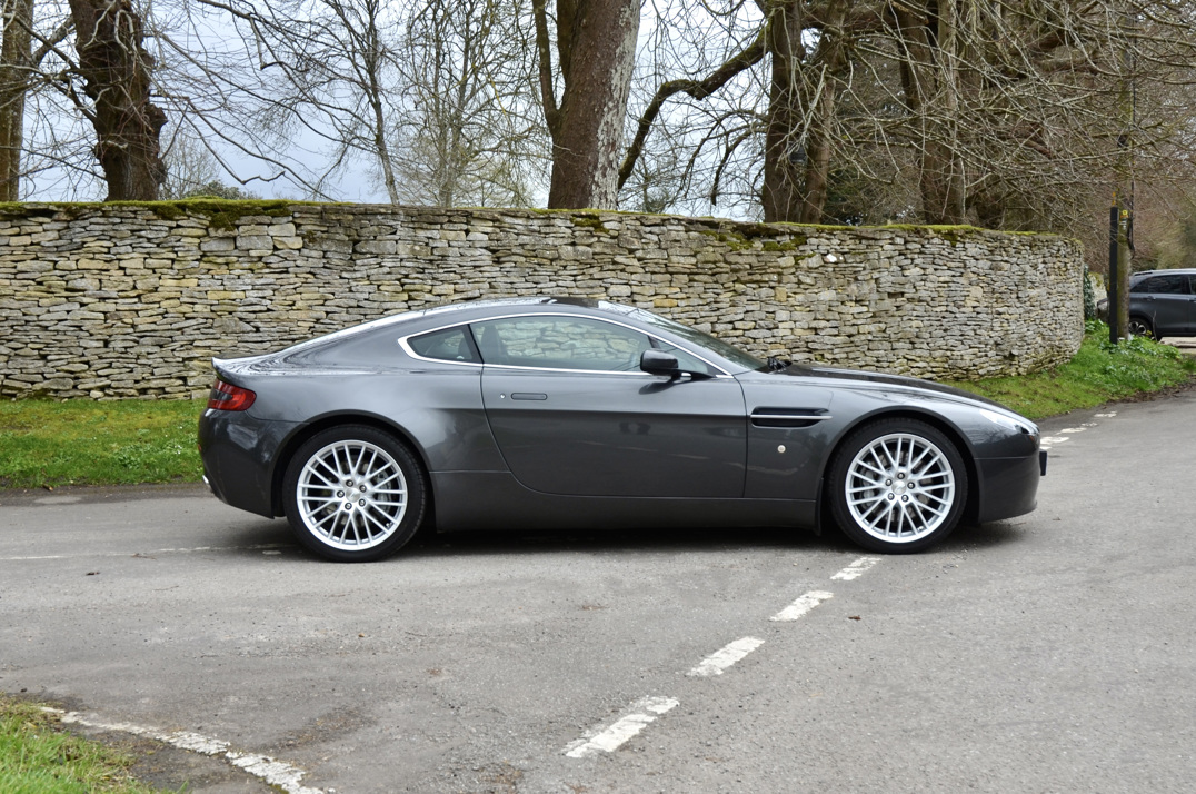 Aston Martin Vantage 4.7 Manual Coupe. gallery image 5
