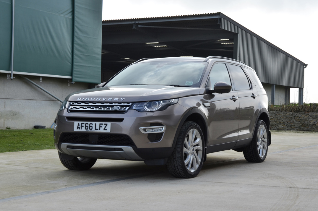 Land Rover Discovery Sport TD4 HSE Luxury. gallery image 2