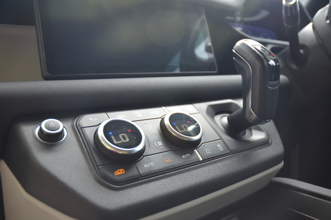 Land Rover Defender 90 3.0 250M MHEV Urban Edition gallery image 46