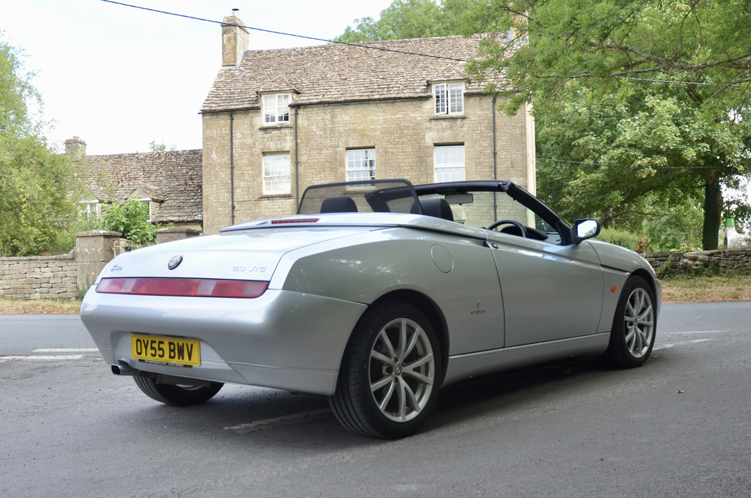 Alfa Romeo Spider 2.0 JTS Lusso Convertible by Pininfarina gallery image 10