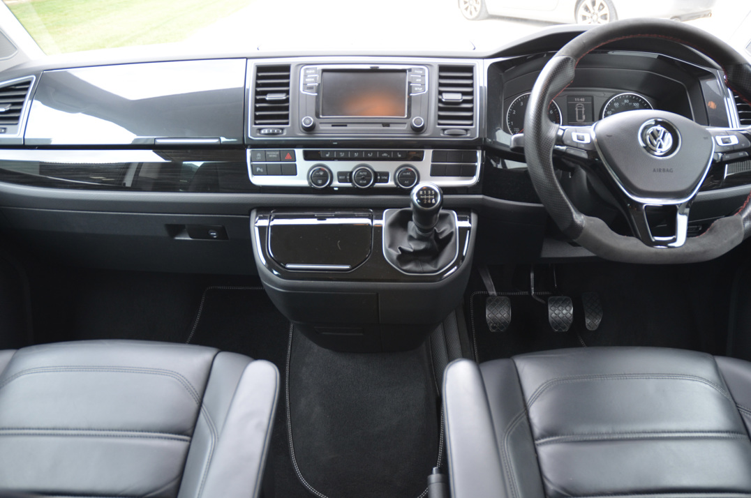 Volkswagen T-6 Transporter 2.0Ltr Caravelle SE TSI BMT Sport Line. gallery image 32