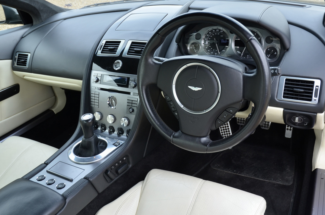 Aston Martin  Db-9 Manual gallery image 27
