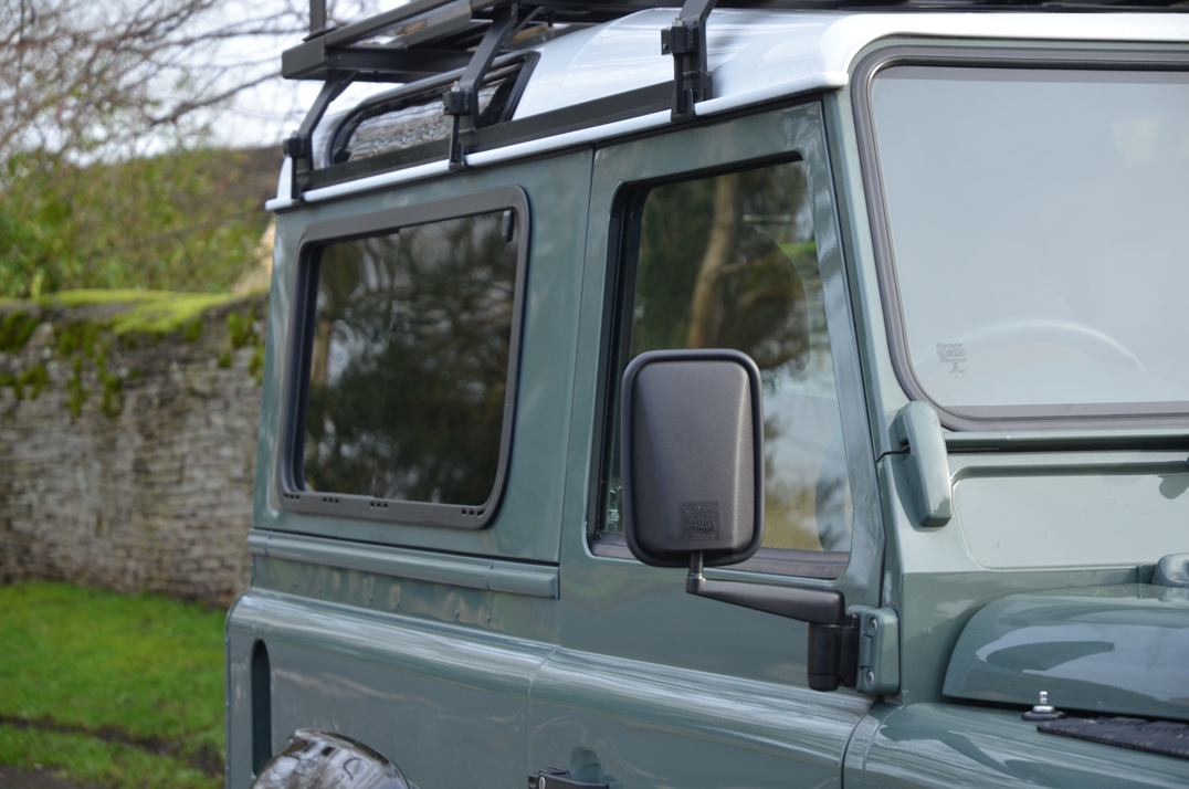 Land Rover Defender 90 XS Station Wagon gallery image 18