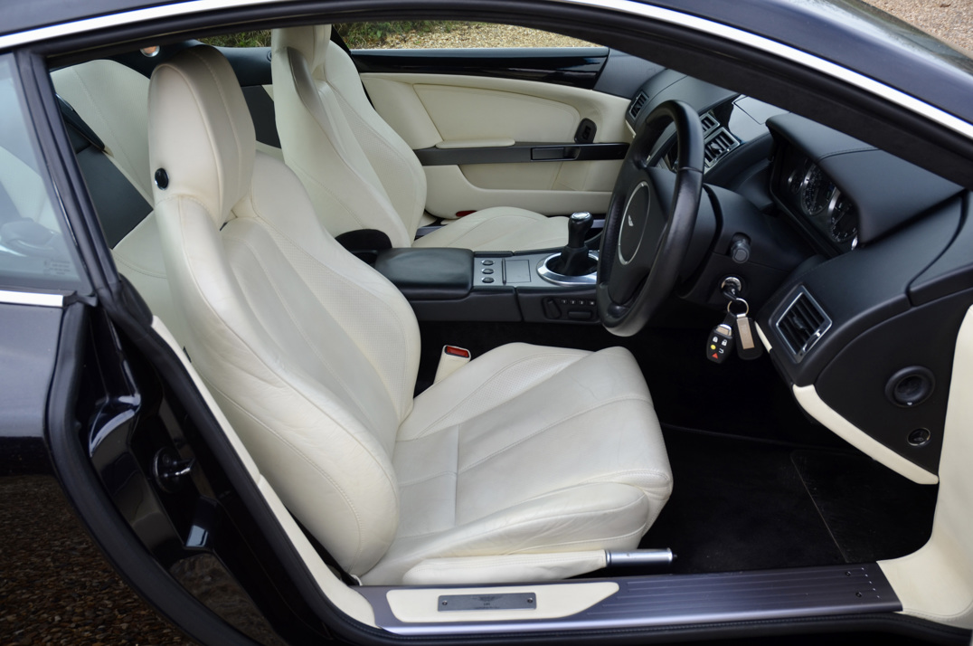 Aston Martin  Db-9 Manual gallery image 28