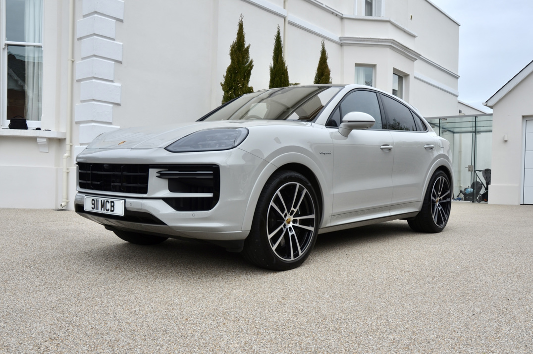 Porsche Cayenne Turbo Hybrid.. 2024 gallery image 1
