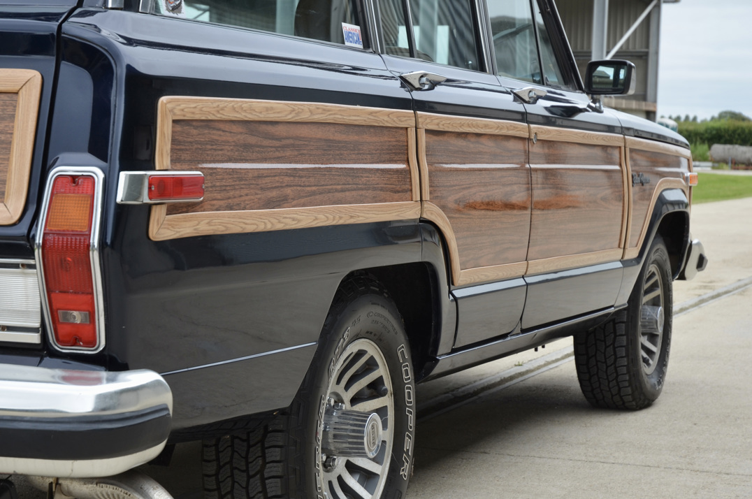 Jeep Grand Wagoneer 5.900cc V8 Auto gallery image 13
