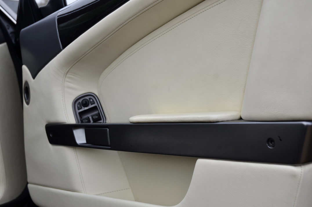 Aston Martin  Db-9 Manual gallery image 31