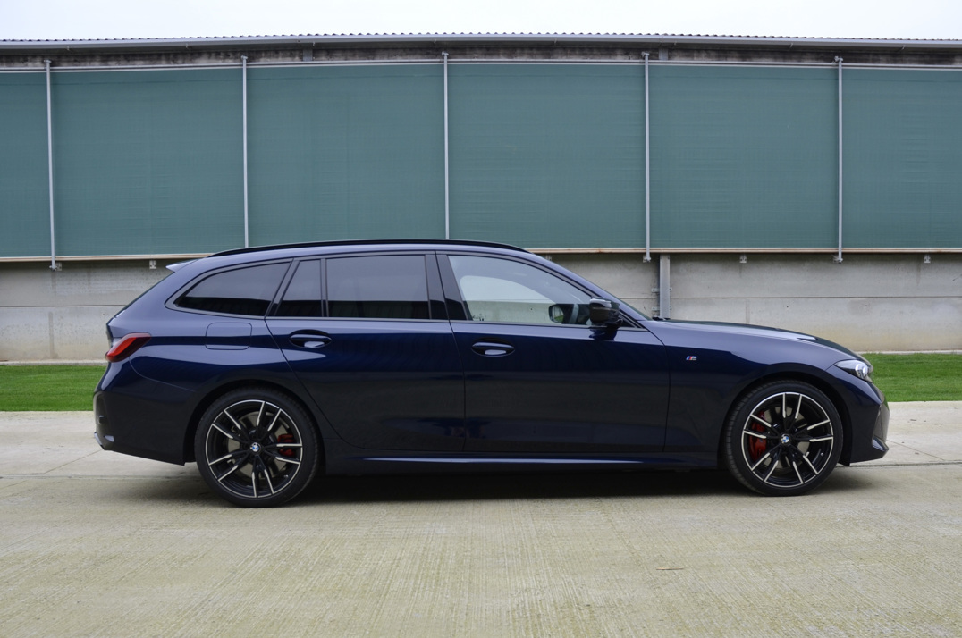 BMW - M340D MHEV X Drive Touring. gallery image 3