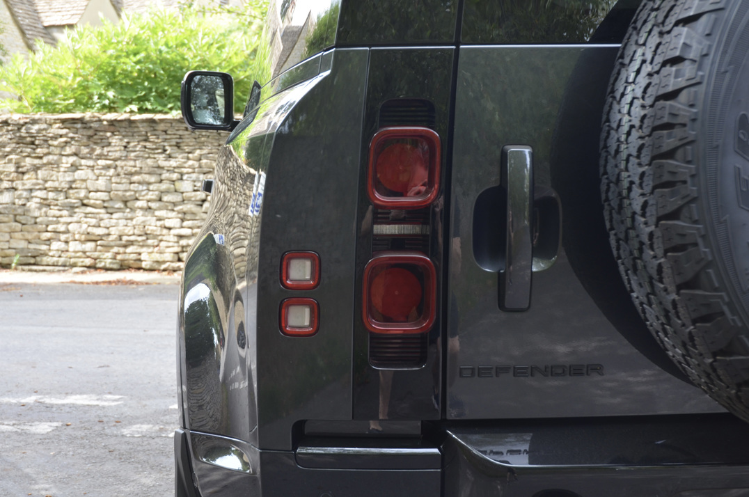 Land Rover Defender 90 X Dynamic HSE 3.0D 350 MHEV gallery image 32