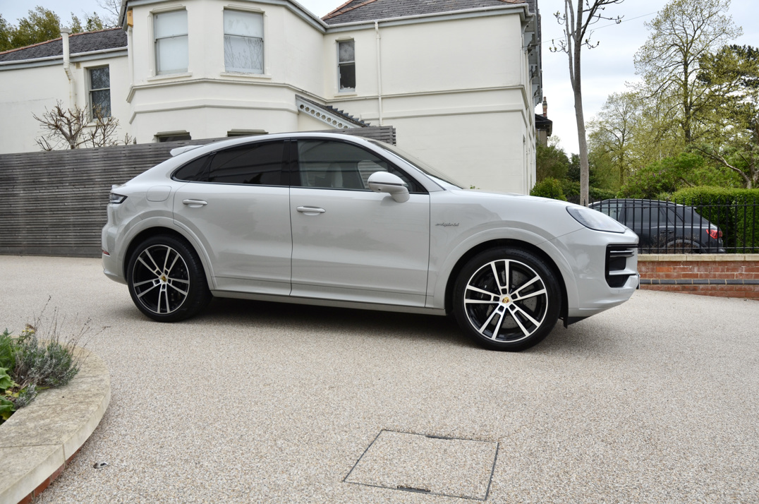 Porsche Cayenne Turbo Hybrid.. 2024 gallery image 8