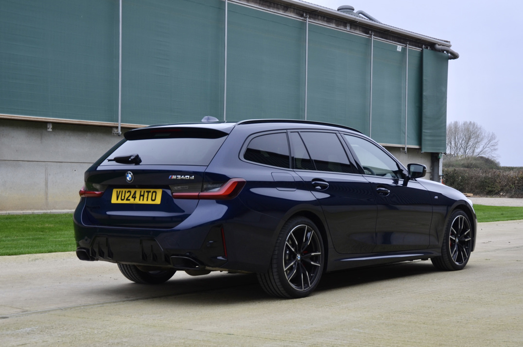 BMW - M340D MHEV X Drive Touring. gallery image 4