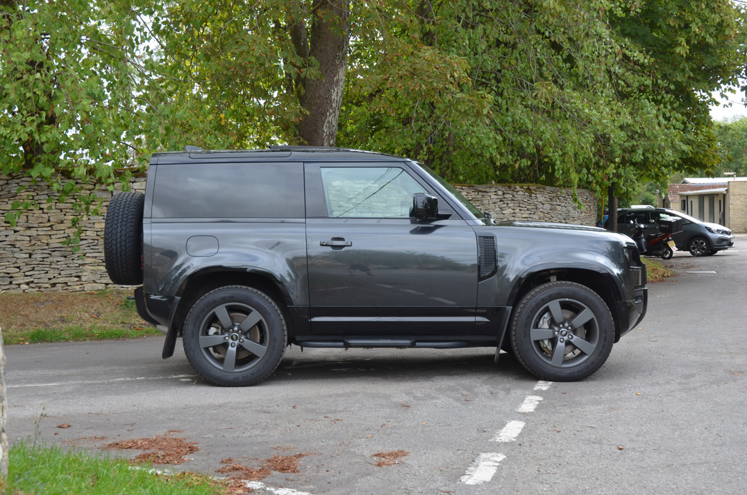 Land Rover Defender 90 X Dynamic HSE 3.0D 350 MHEV gallery image 7