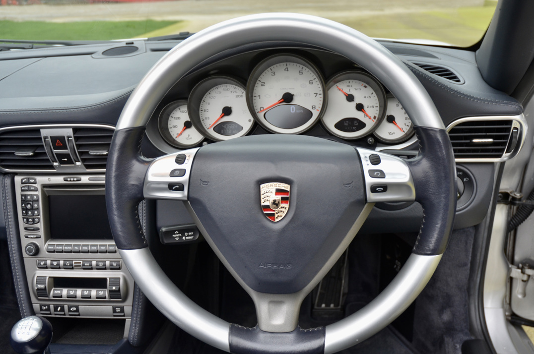 Porsche Carrera 911 C4S Cabriolet Manual. gallery image 35