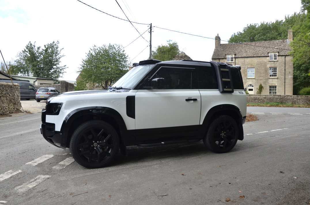 Land Rover Defender 90 3.0 250M MHEV Urban Edition gallery image 10