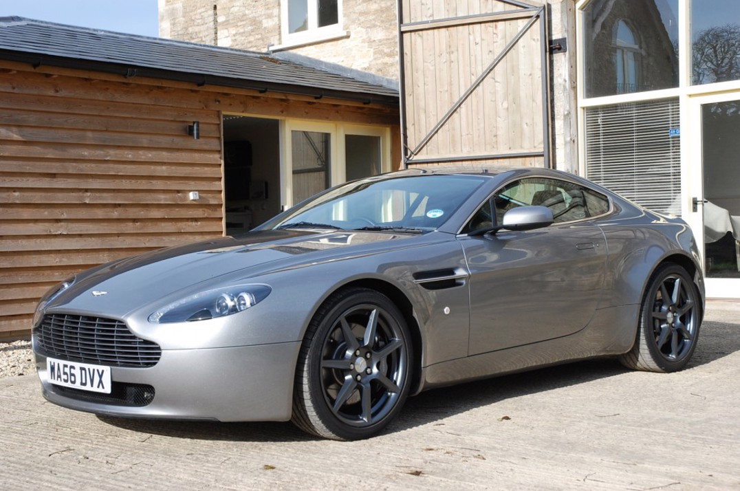 Aston Martin V8 Vantage gallery image 1
