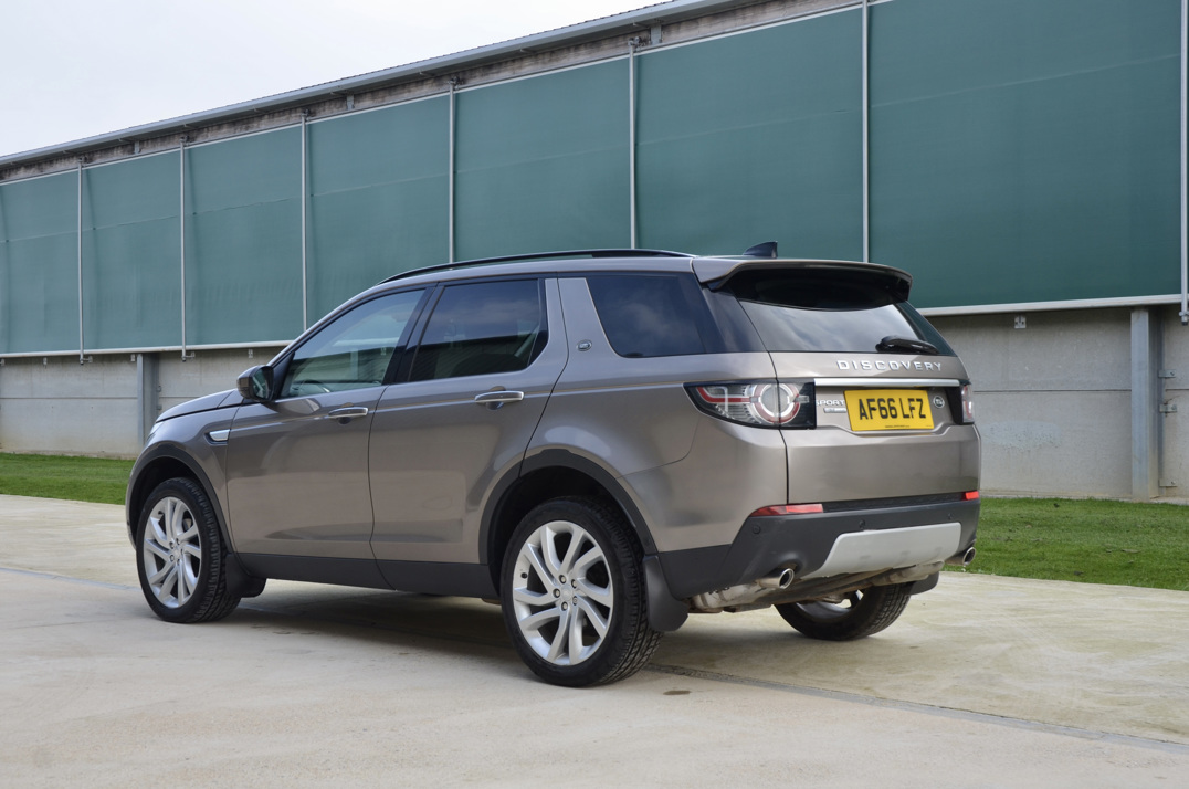 Land Rover Discovery Sport TD4 HSE Luxury. gallery image 9