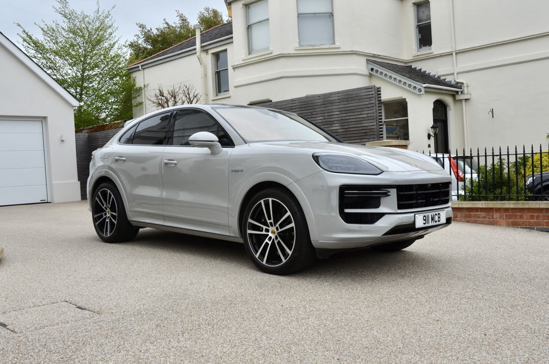 Porsche Cayenne Turbo Hybrid.. 2024 gallery image 4