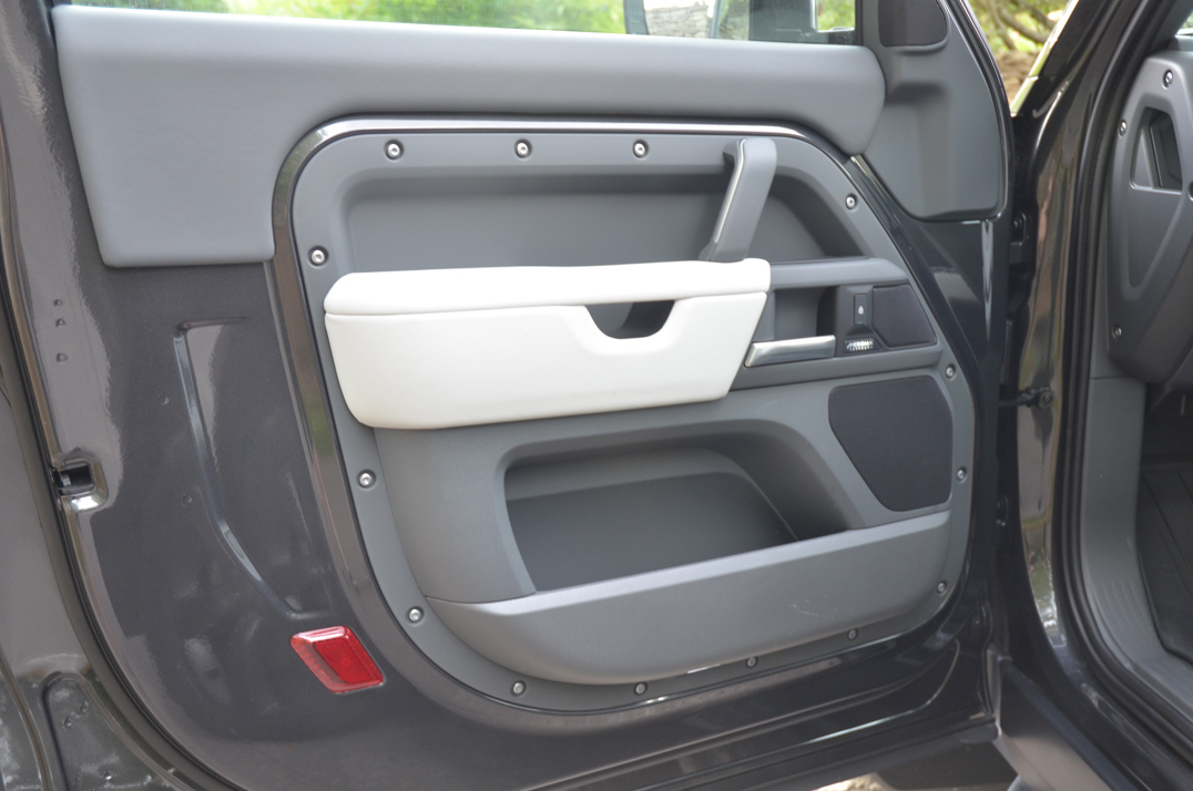 Land Rover Defender 90 X Dynamic HSE 3.0D 350 MHEV gallery image 38