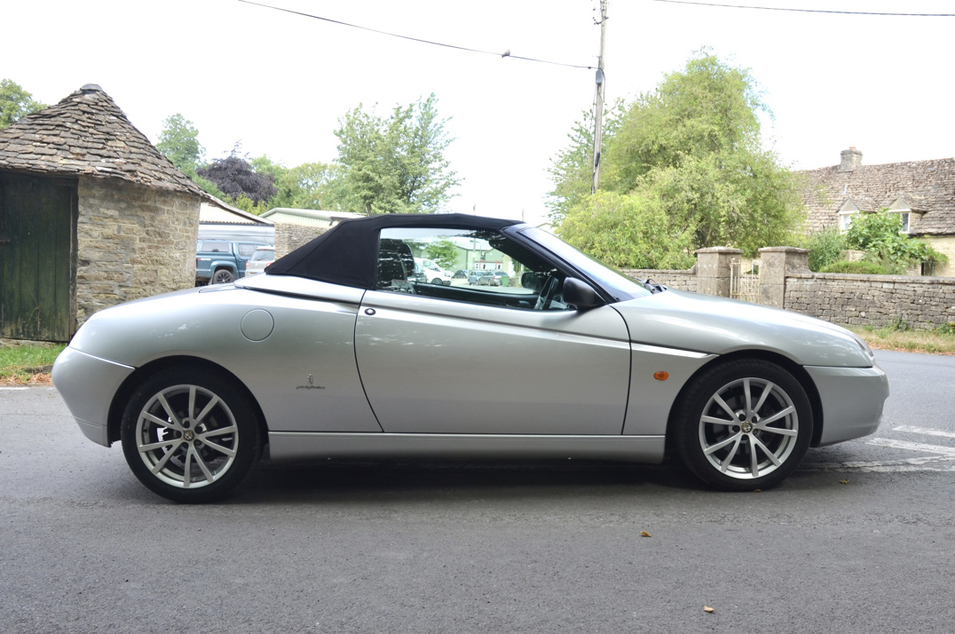Alfa Romeo Spider 2.0 JTS Lusso Convertible by Pininfarina gallery image 8