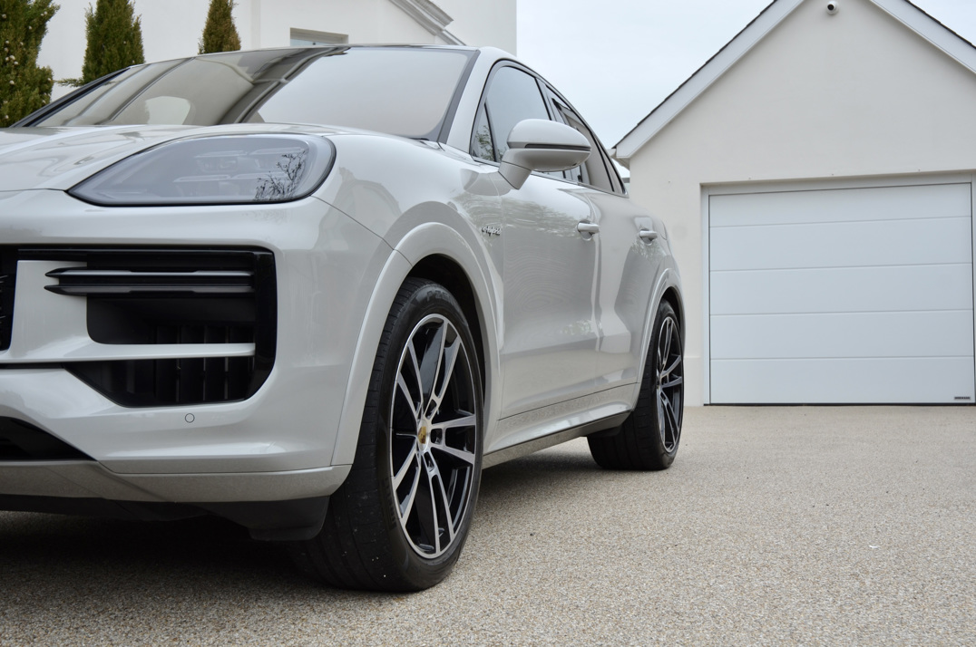 Porsche Cayenne Turbo Hybrid.. 2024 gallery image 9