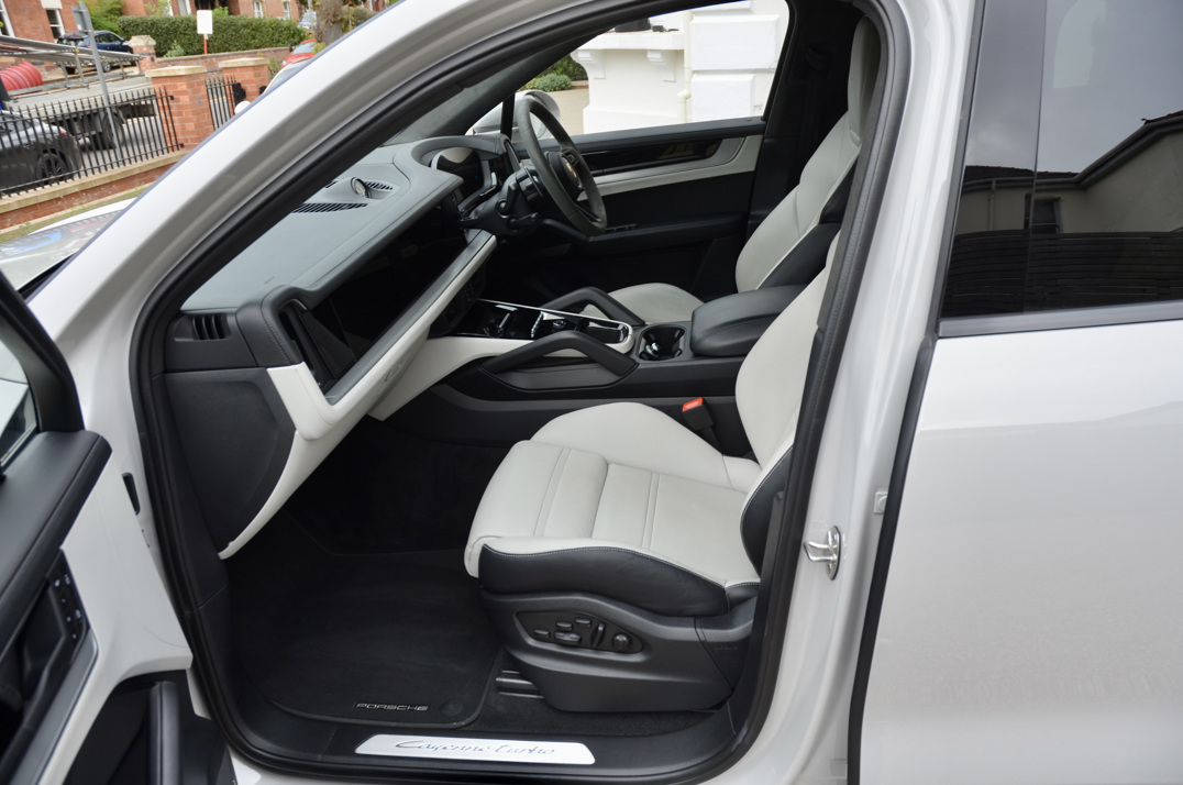 Porsche Cayenne Turbo Hybrid.. 2024 gallery image 30